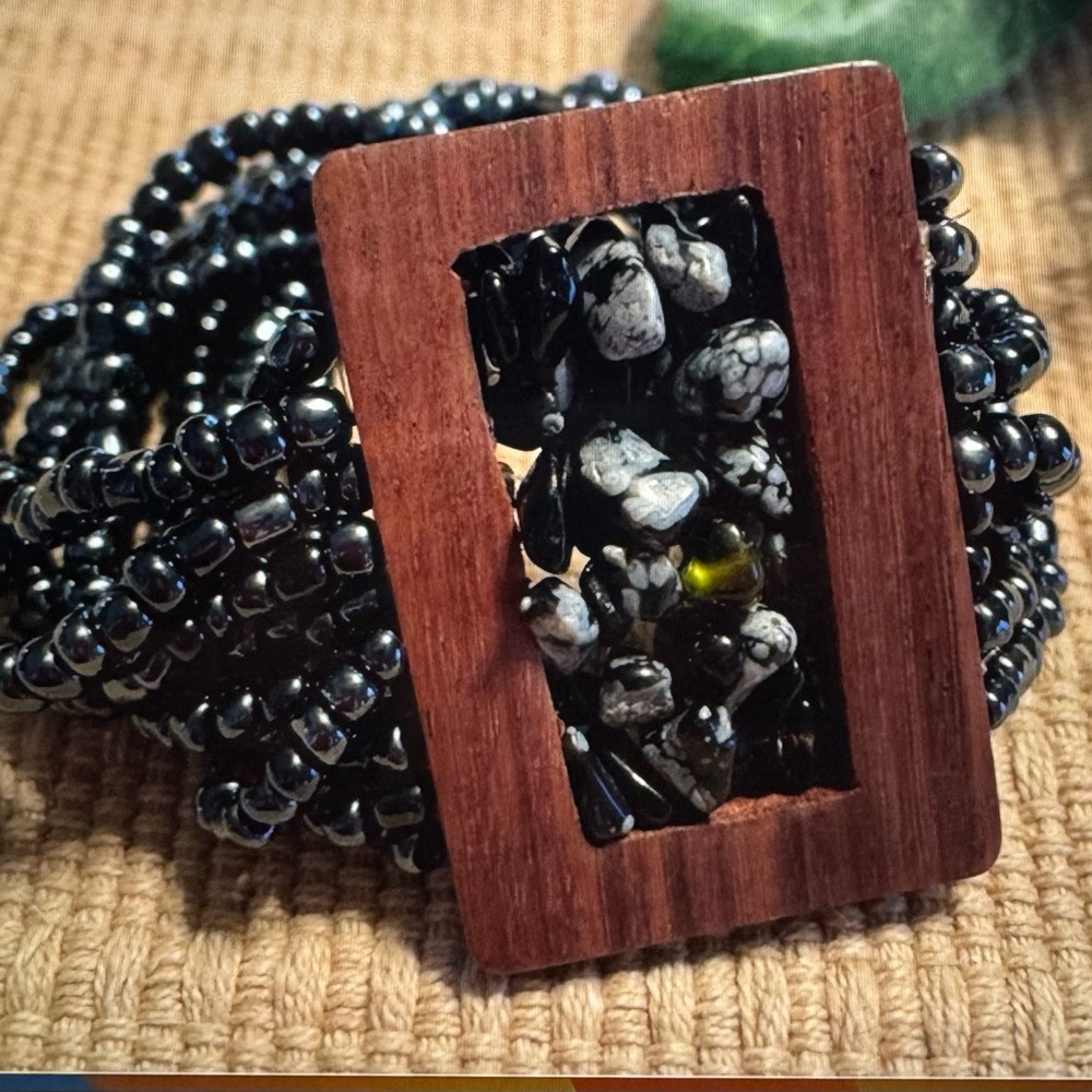 Elegant Black Beaded Bracelet with Wooden Accent